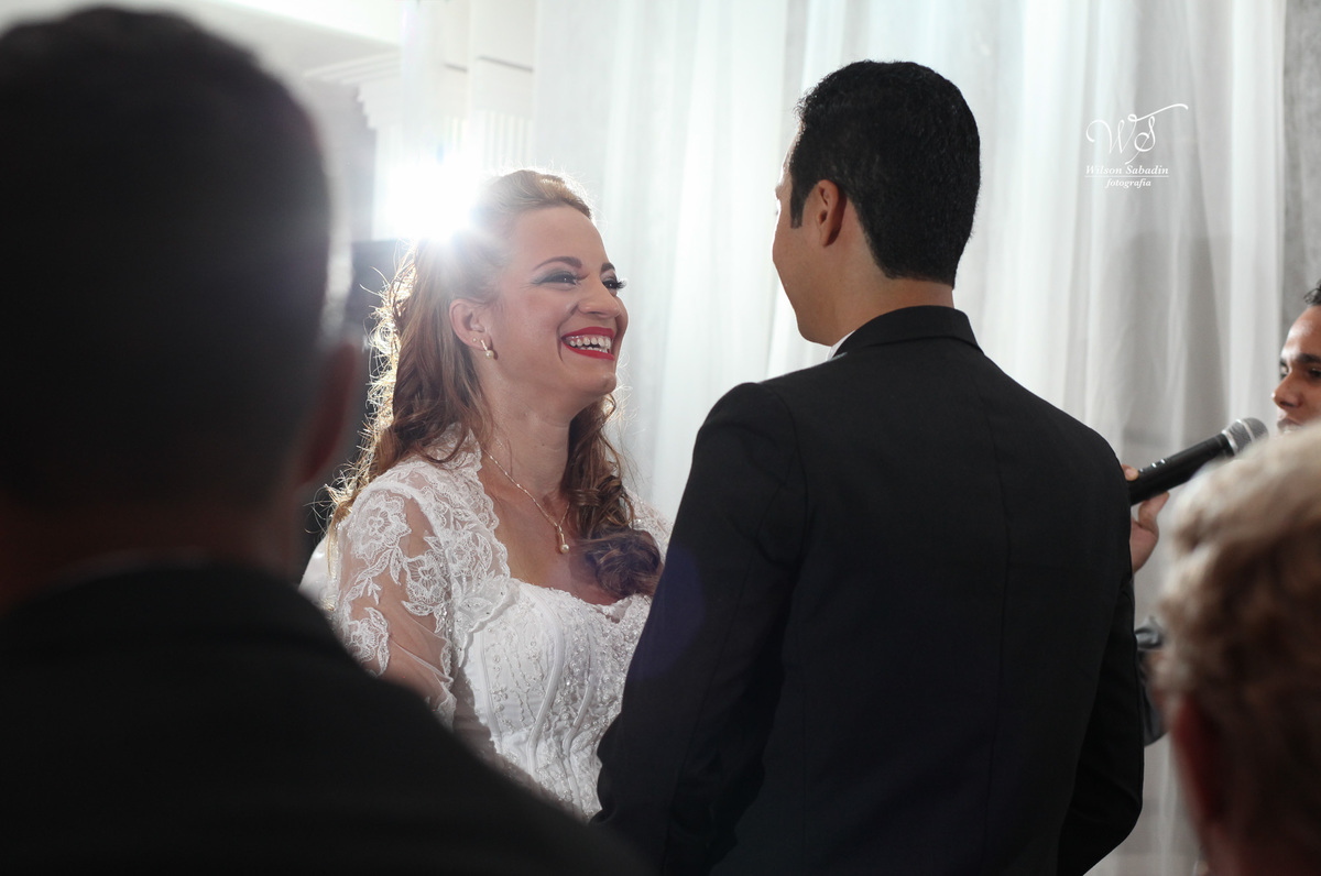 fotografia de casamento, noivos, noiva, noivo, fotografia de noivos, vestido de noiva, sapato, perfume, cabelo, véu, brinco, cruxifixo, pai, mãe, padrinhos, padre, pastor, igreja, cerimonia, festa, salão de beleza, maquiagem, buqu&eci