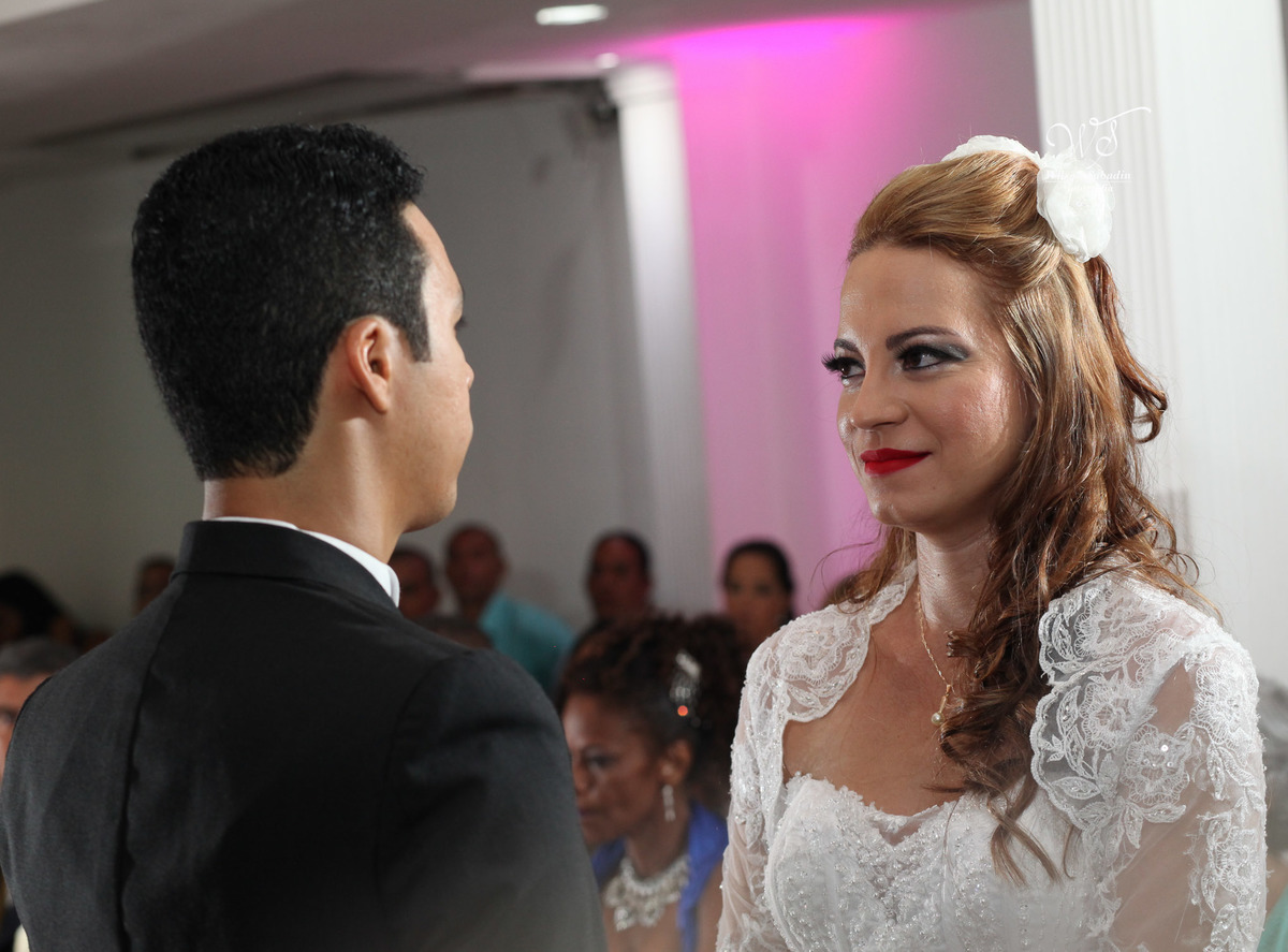 fotografia de casamento, noivos, noiva, noivo, fotografia de noivos, vestido de noiva, sapato, perfume, cabelo, véu, brinco, cruxifixo, pai, mãe, padrinhos, padre, pastor, igreja, cerimonia, festa, salão de beleza, maquiagem, buqu&eci