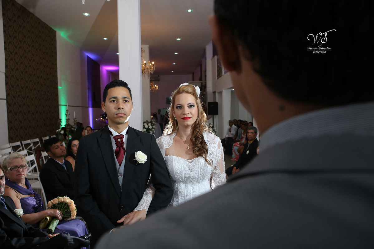 fotografia de casamento, noivos, noiva, noivo, fotografia de noivos, vestido de noiva, sapato, perfume, cabelo, véu, brinco, cruxifixo, pai, mãe, padrinhos, padre, pastor, igreja, cerimonia, festa, salão de beleza, maquiagem, buqu&eci