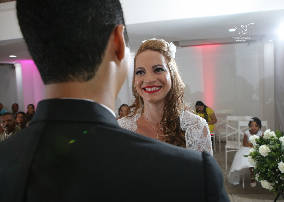 fotografia de casamento, noivos, noiva, noivo, fotografia de noivos, vestido de noiva, sapato, perfume, cabelo, véu, brinco, cruxifixo, pai, mãe, padrinhos, padre, pastor, igreja, cerimonia, festa, salão de beleza, maquiagem, buqu&eci