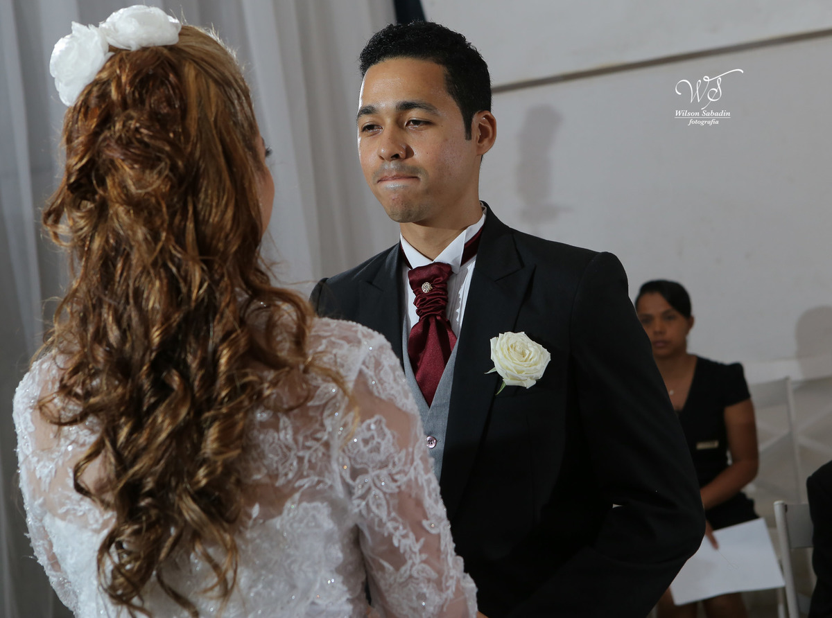 fotografia de casamento, noivos, noiva, noivo, fotografia de noivos, vestido de noiva, sapato, perfume, cabelo, véu, brinco, cruxifixo, pai, mãe, padrinhos, padre, pastor, igreja, cerimonia, festa, salão de beleza, maquiagem, buqu&eci
