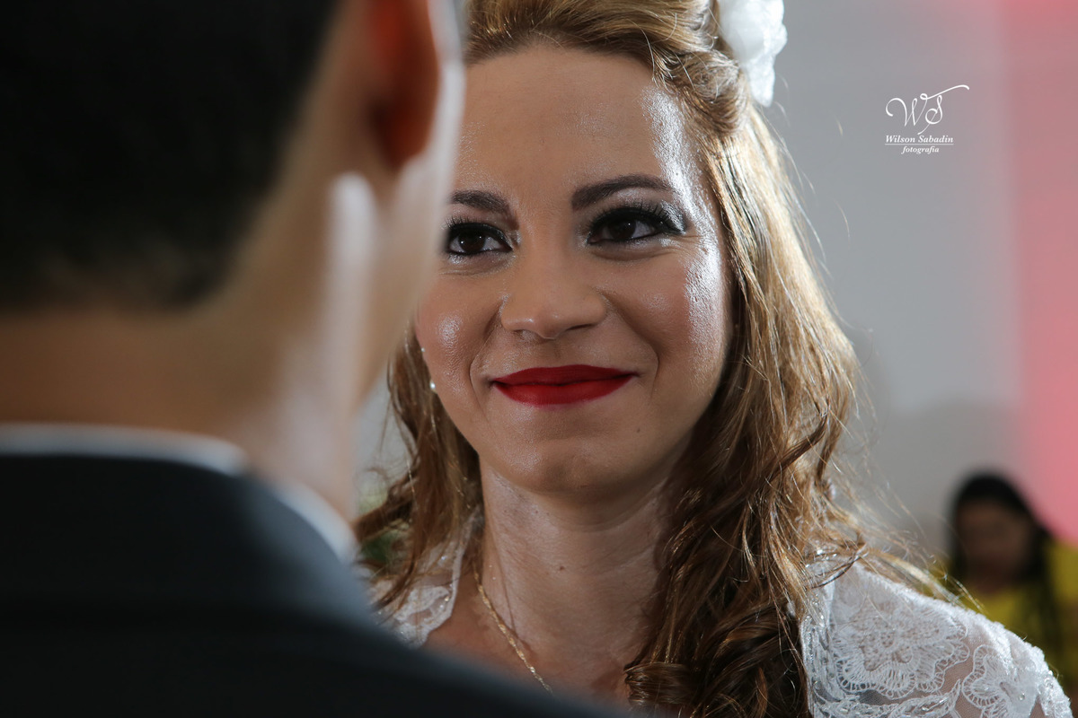 fotografia de casamento, noivos, noiva, noivo, fotografia de noivos, vestido de noiva, sapato, perfume, cabelo, véu, brinco, cruxifixo, pai, mãe, padrinhos, padre, pastor, igreja, cerimonia, festa, salão de beleza, maquiagem, buqu&eci