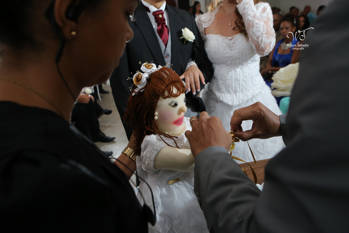fotografia de casamento, noivos, noiva, noivo, fotografia de noivos, vestido de noiva, sapato, perfume, cabelo, véu, brinco, cruxifixo, pai, mãe, padrinhos, padre, pastor, igreja, cerimonia, festa, salão de beleza, maquiagem, buqu&eci