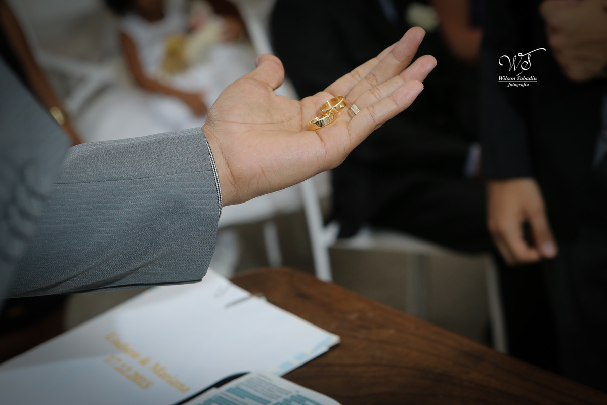 fotografia de casamento, noivos, noiva, noivo, fotografia de noivos, vestido de noiva, sapato, perfume, cabelo, véu, brinco, cruxifixo, pai, mãe, padrinhos, padre, pastor, igreja, cerimonia, festa, salão de beleza, maquiagem, buqu&eci