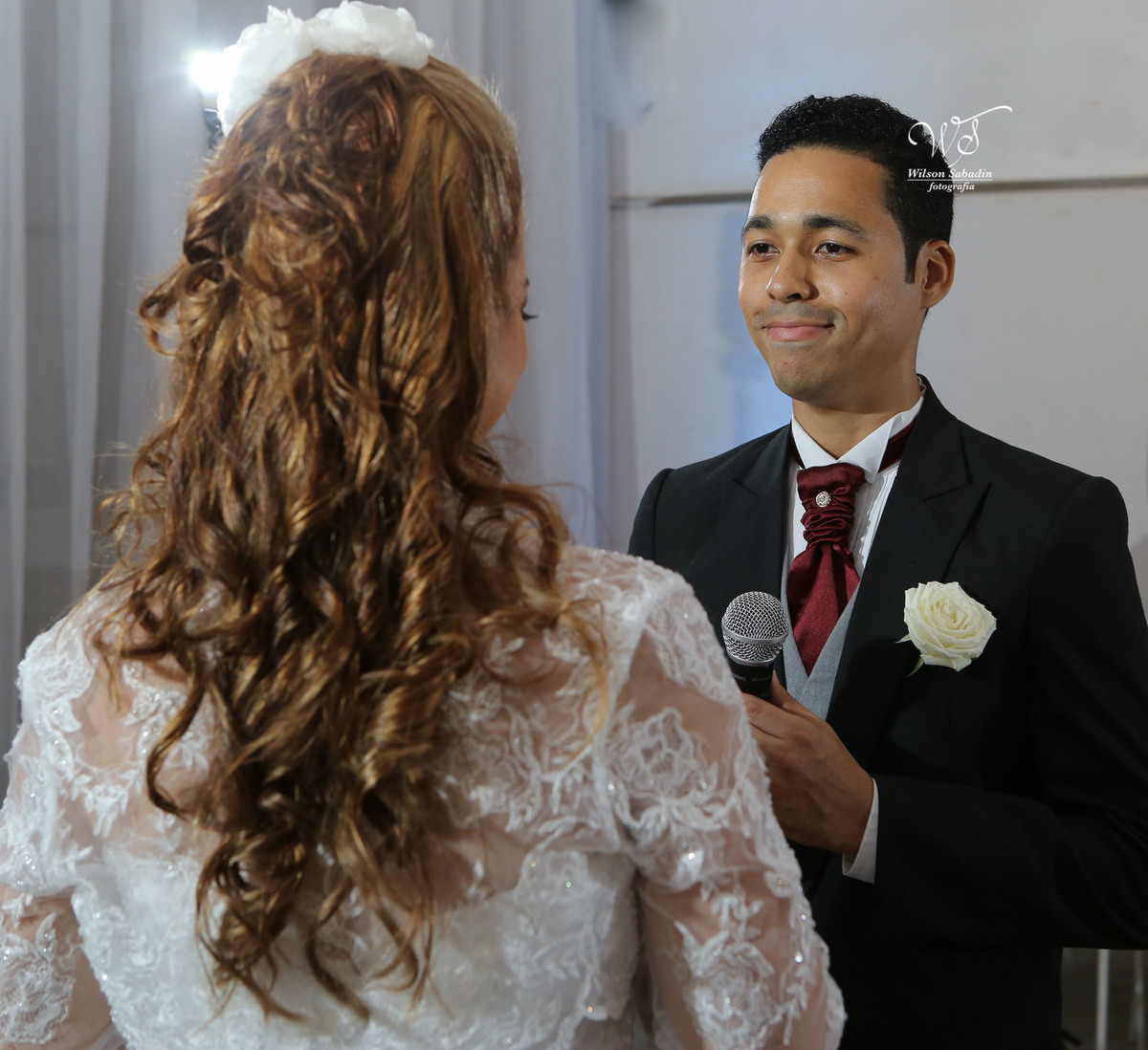 fotografia de casamento, noivos, noiva, noivo, fotografia de noivos, vestido de noiva, sapato, perfume, cabelo, véu, brinco, cruxifixo, pai, mãe, padrinhos, padre, pastor, igreja, cerimonia, festa, salão de beleza, maquiagem, buqu&eci
