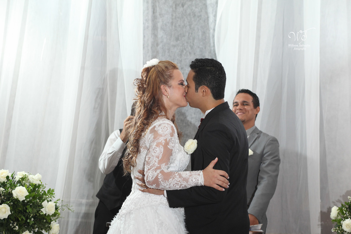 fotografia de casamento, noivos, noiva, noivo, fotografia de noivos, vestido de noiva, sapato, perfume, cabelo, véu, brinco, cruxifixo, pai, mãe, padrinhos, padre, pastor, igreja, cerimonia, festa, salão de beleza, maquiagem, buqu&eci