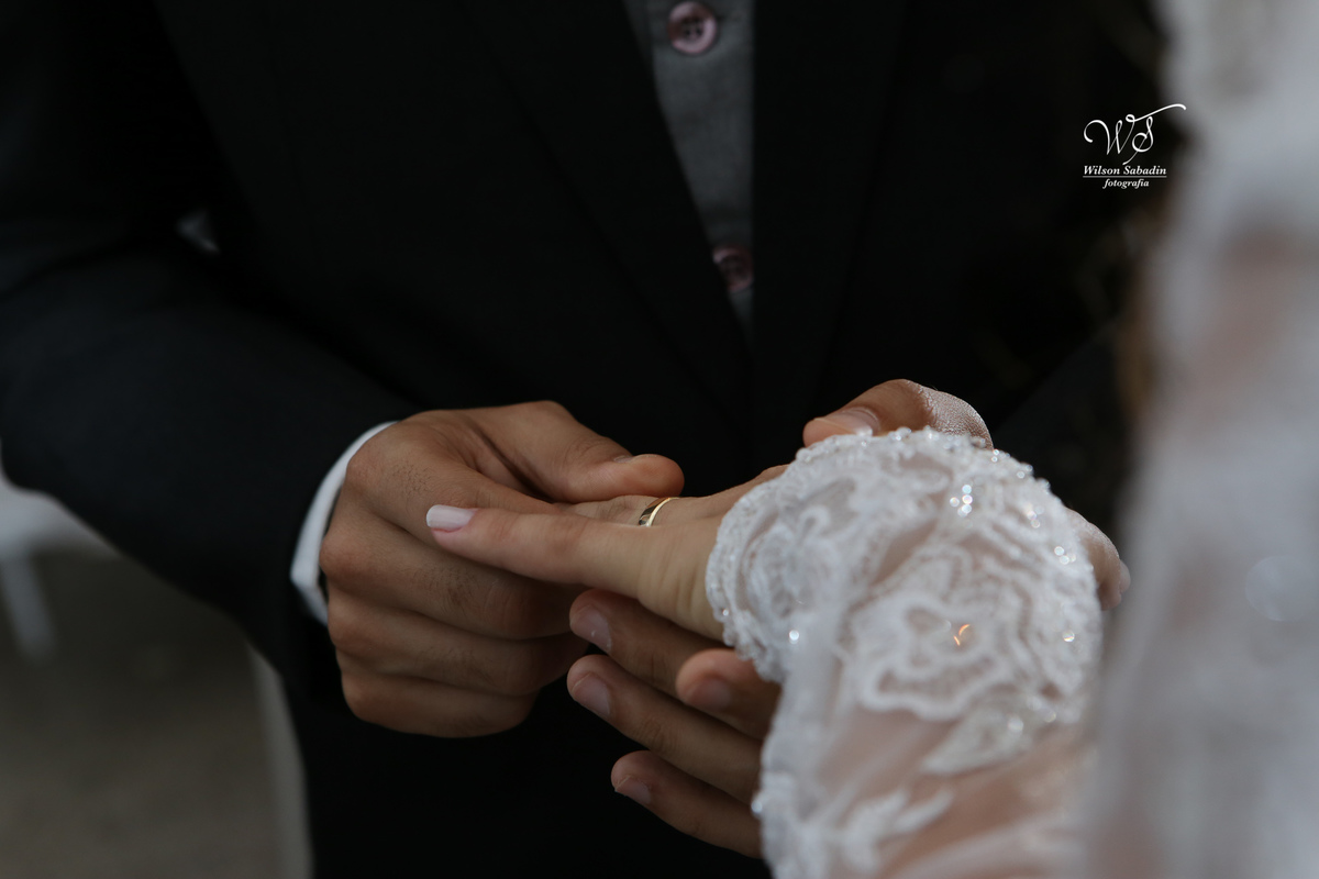 fotografia de casamento, noivos, noiva, noivo, fotografia de noivos, vestido de noiva, sapato, perfume, cabelo, véu, brinco, cruxifixo, pai, mãe, padrinhos, padre, pastor, igreja, cerimonia, festa, salão de beleza, maquiagem, buqu&eci