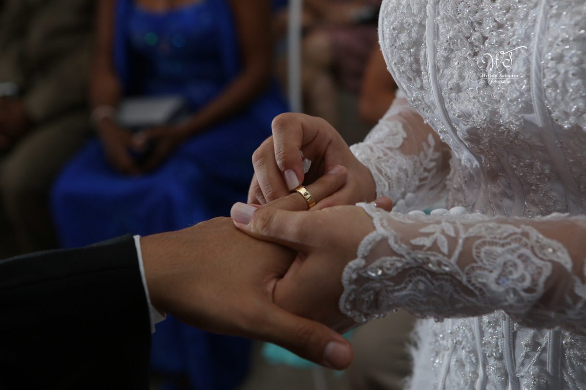 fotografia de casamento, noivos, noiva, noivo, fotografia de noivos, vestido de noiva, sapato, perfume, cabelo, véu, brinco, cruxifixo, pai, mãe, padrinhos, padre, pastor, igreja, cerimonia, festa, salão de beleza, maquiagem, buqu&eci