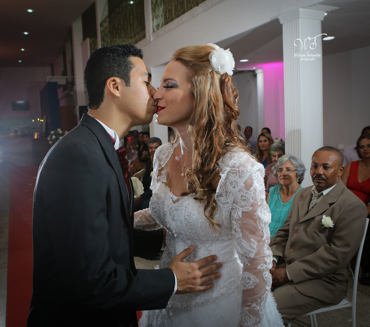 fotografia de casamento, noivos, noiva, noivo, fotografia de noivos, vestido de noiva, sapato, perfume, cabelo, véu, brinco, cruxifixo, pai, mãe, padrinhos, padre, pastor, igreja, cerimonia, festa, salão de beleza, maquiagem, buqu&eci