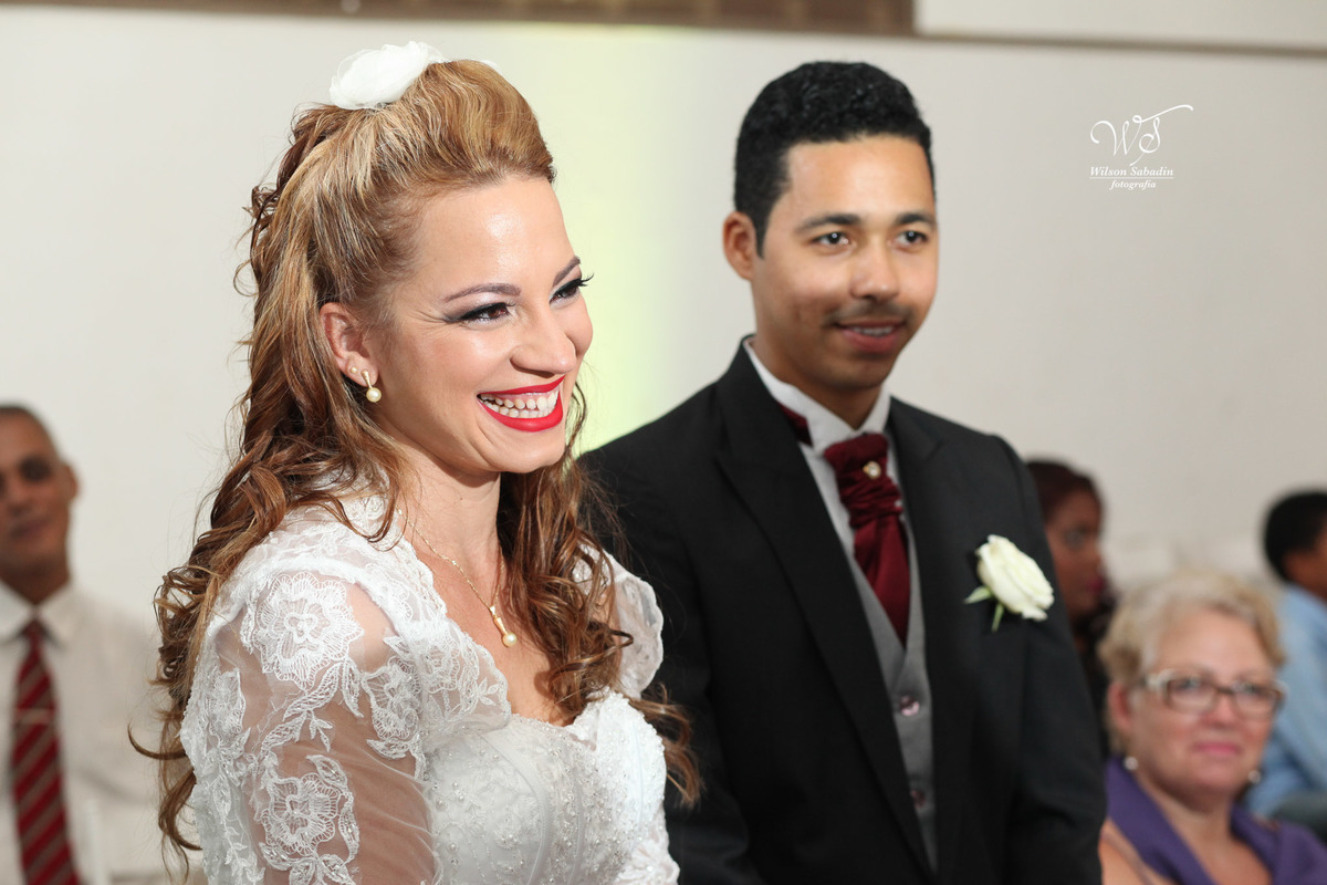 fotografia de casamento, noivos, noiva, noivo, fotografia de noivos, vestido de noiva, sapato, perfume, cabelo, véu, brinco, cruxifixo, pai, mãe, padrinhos, padre, pastor, igreja, cerimonia, festa, salão de beleza, maquiagem, buqu&eci