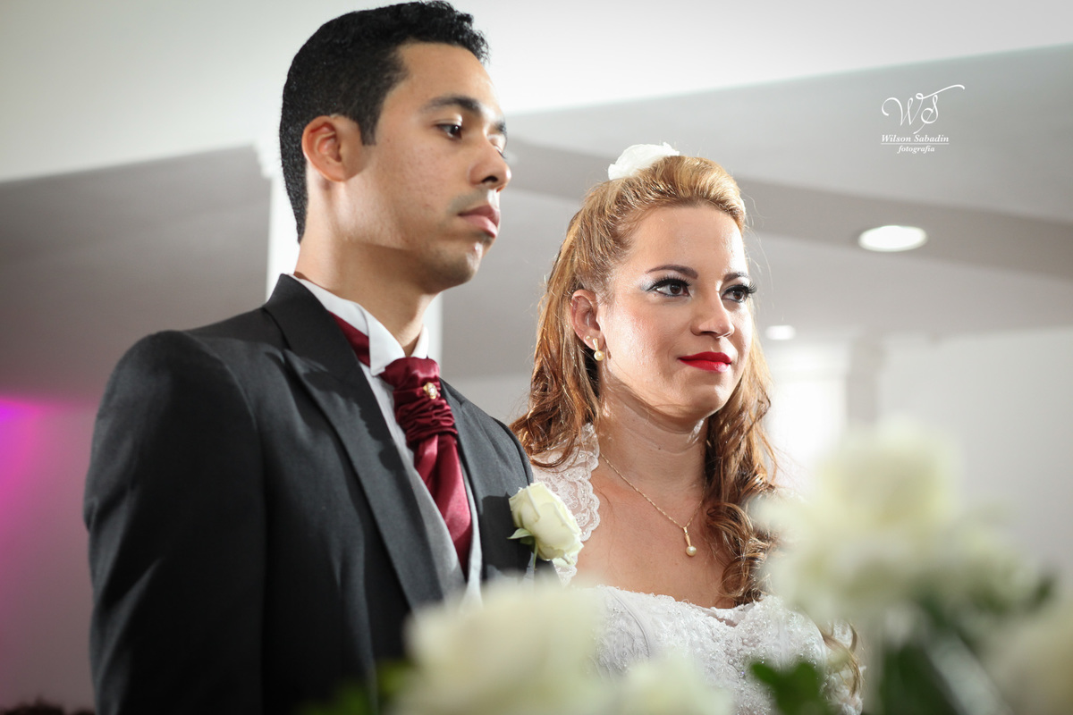 fotografia de casamento, noivos, noiva, noivo, fotografia de noivos, vestido de noiva, sapato, perfume, cabelo, véu, brinco, cruxifixo, pai, mãe, padrinhos, padre, pastor, igreja, cerimonia, festa, salão de beleza, maquiagem, buqu&eci