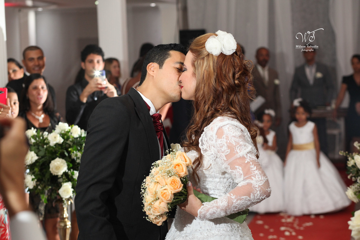 fotografia de casamento, noivos, noiva, noivo, fotografia de noivos, vestido de noiva, sapato, perfume, cabelo, véu, brinco, cruxifixo, pai, mãe, padrinhos, padre, pastor, igreja, cerimonia, festa, salão de beleza, maquiagem, buqu&eci