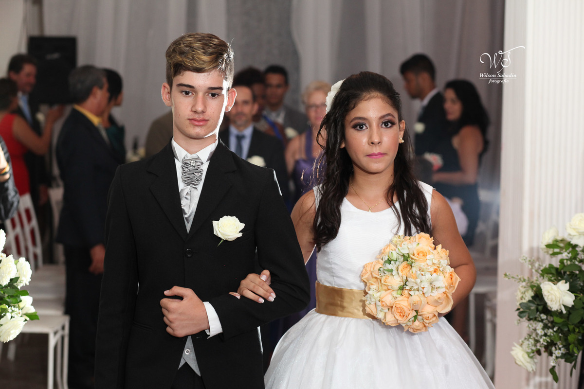 fotografia de casamento, noivos, noiva, noivo, fotografia de noivos, vestido de noiva, sapato, perfume, cabelo, véu, brinco, cruxifixo, pai, mãe, padrinhos, padre, pastor, igreja, cerimonia, festa, salão de beleza, maquiagem, buqu&eci