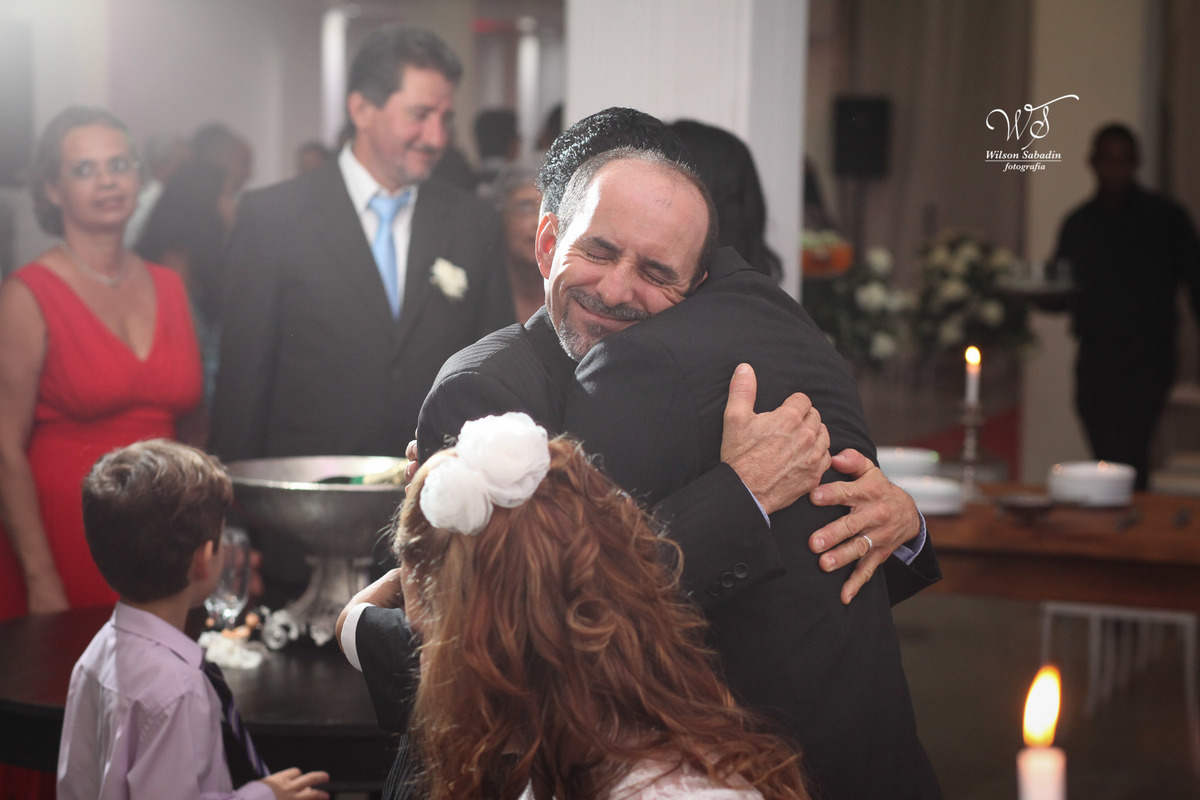 fotografia de casamento, noivos, noiva, noivo, fotografia de noivos, vestido de noiva, sapato, perfume, cabelo, véu, brinco, cruxifixo, pai, mãe, padrinhos, padre, pastor, igreja, cerimonia, festa, salão de beleza, maquiagem, buqu&eci