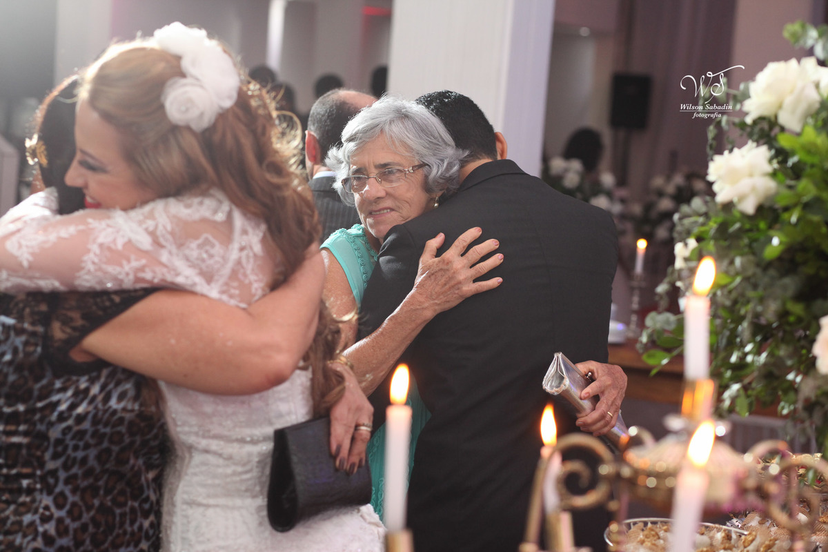 fotografia de casamento, noivos, noiva, noivo, fotografia de noivos, vestido de noiva, sapato, perfume, cabelo, véu, brinco, cruxifixo, pai, mãe, padrinhos, padre, pastor, igreja, cerimonia, festa, salão de beleza, maquiagem, buqu&eci