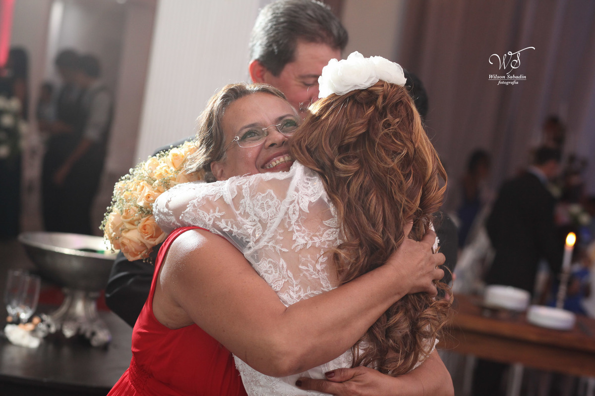 fotografia de casamento, noivos, noiva, noivo, fotografia de noivos, vestido de noiva, sapato, perfume, cabelo, véu, brinco, cruxifixo, pai, mãe, padrinhos, padre, pastor, igreja, cerimonia, festa, salão de beleza, maquiagem, buqu&eci