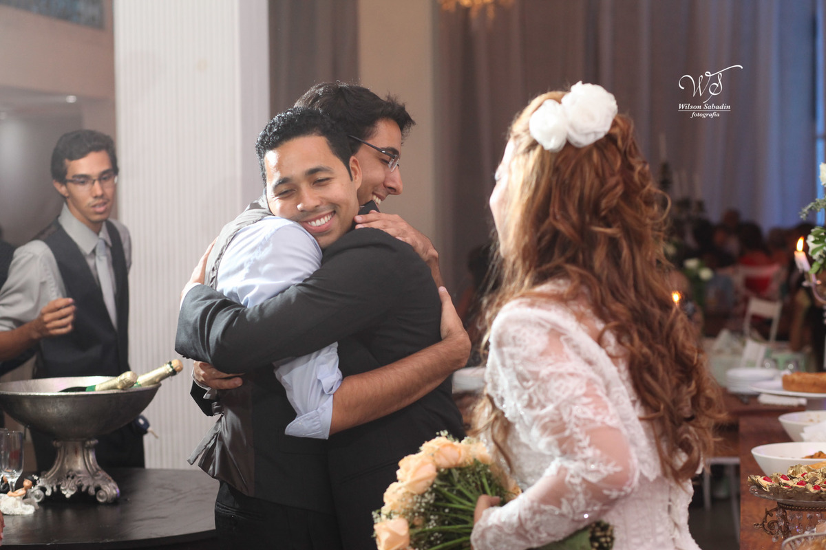 fotografia de casamento, noivos, noiva, noivo, fotografia de noivos, vestido de noiva, sapato, perfume, cabelo, véu, brinco, cruxifixo, pai, mãe, padrinhos, padre, pastor, igreja, cerimonia, festa, salão de beleza, maquiagem, buqu&eci