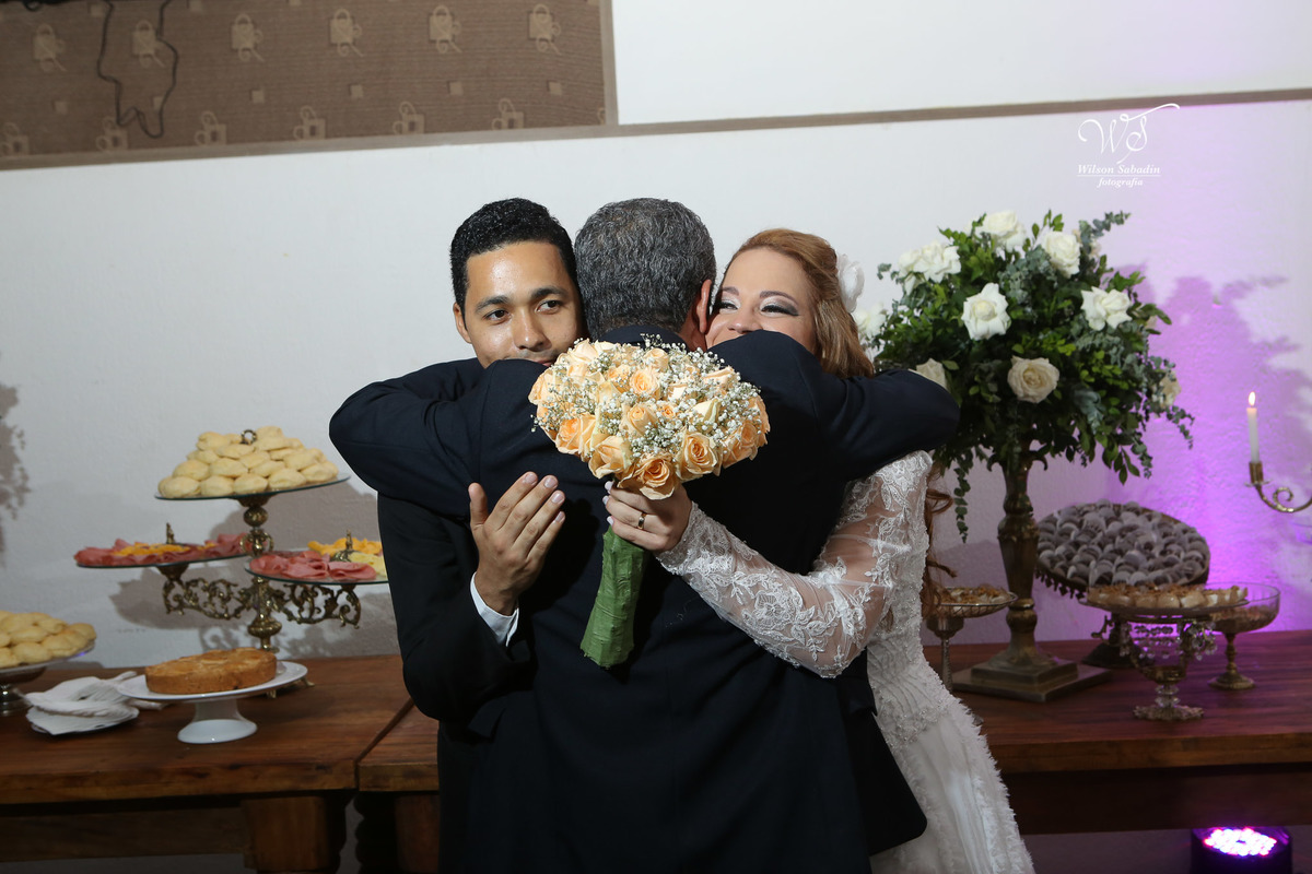 fotografia de casamento, noivos, noiva, noivo, fotografia de noivos, vestido de noiva, sapato, perfume, cabelo, véu, brinco, cruxifixo, pai, mãe, padrinhos, padre, pastor, igreja, cerimonia, festa, salão de beleza, maquiagem, buqu&eci