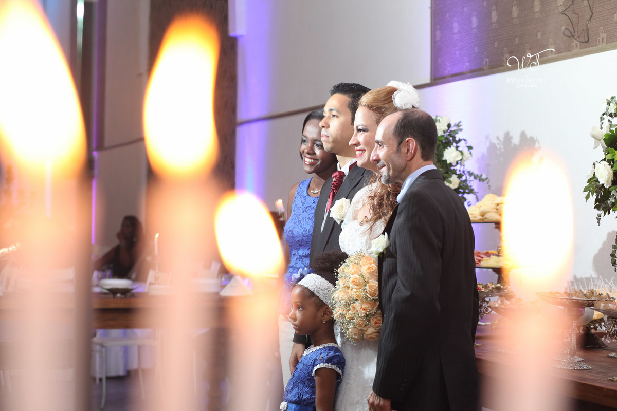 fotografia de casamento, noivos, noiva, noivo, fotografia de noivos, vestido de noiva, sapato, perfume, cabelo, véu, brinco, cruxifixo, pai, mãe, padrinhos, padre, pastor, igreja, cerimonia, festa, salão de beleza, maquiagem, buqu&eci