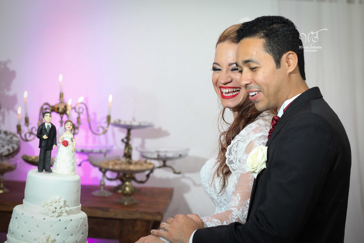 fotografia de casamento, noivos, noiva, noivo, fotografia de noivos, vestido de noiva, sapato, perfume, cabelo, véu, brinco, cruxifixo, pai, mãe, padrinhos, padre, pastor, igreja, cerimonia, festa, salão de beleza, maquiagem, buqu&eci