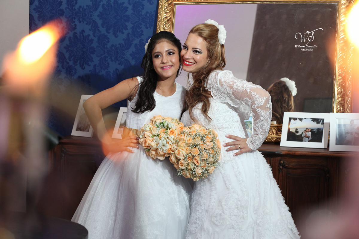 fotografia de casamento, noivos, noiva, noivo, fotografia de noivos, vestido de noiva, sapato, perfume, cabelo, véu, brinco, cruxifixo, pai, mãe, padrinhos, padre, pastor, igreja, cerimonia, festa, salão de beleza, maquiagem, buqu&eci