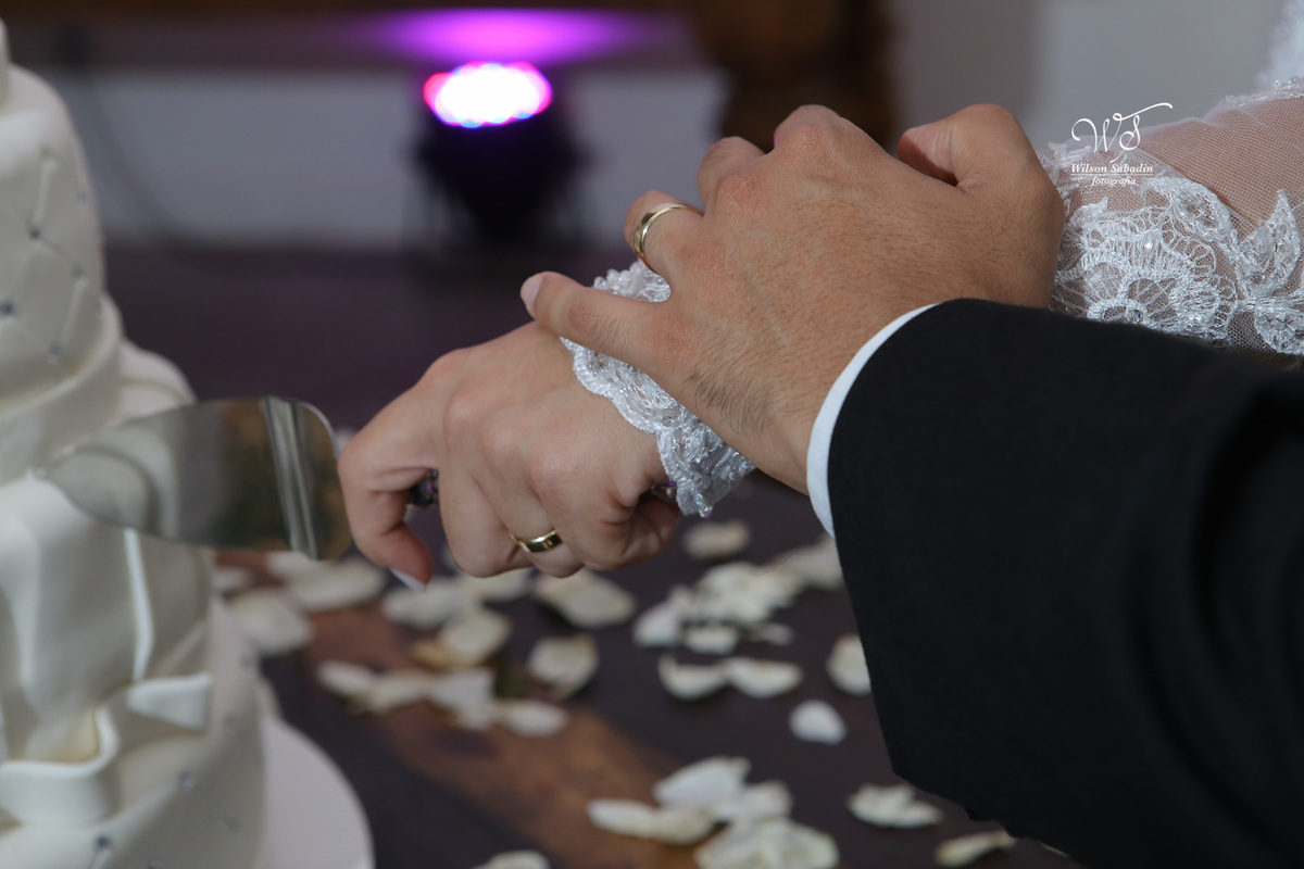 fotografia de casamento, noivos, noiva, noivo, fotografia de noivos, vestido de noiva, sapato, perfume, cabelo, véu, brinco, cruxifixo, pai, mãe, padrinhos, padre, pastor, igreja, cerimonia, festa, salão de beleza, maquiagem, buqu&eci