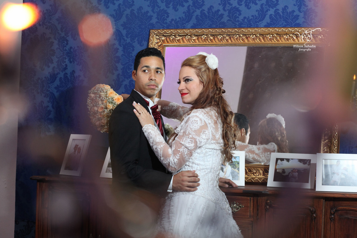 fotografia de casamento, noivos, noiva, noivo, fotografia de noivos, vestido de noiva, sapato, perfume, cabelo, véu, brinco, cruxifixo, pai, mãe, padrinhos, padre, pastor, igreja, cerimonia, festa, salão de beleza, maquiagem, buqu&eci