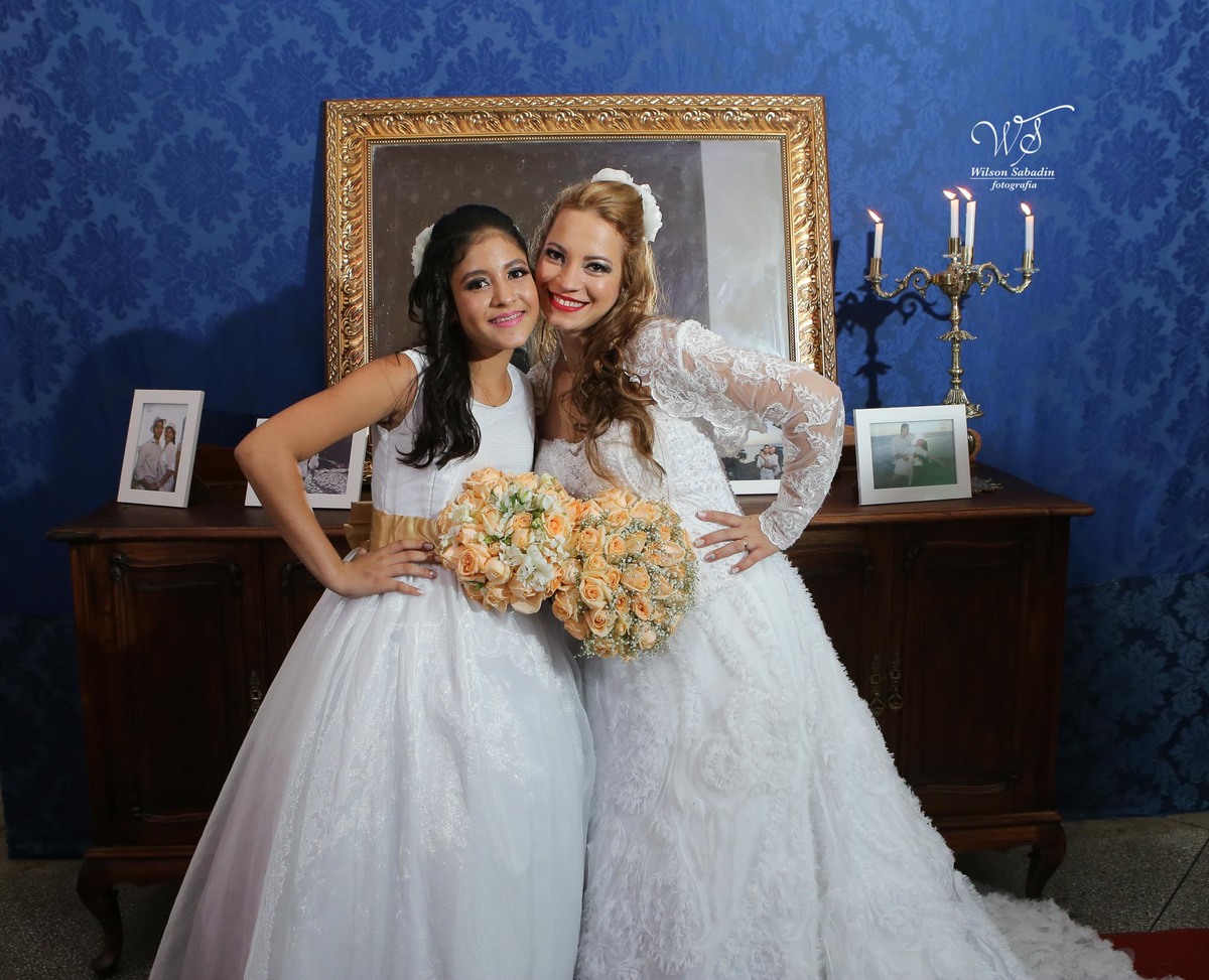 fotografia de casamento, noivos, noiva, noivo, fotografia de noivos, vestido de noiva, sapato, perfume, cabelo, véu, brinco, cruxifixo, pai, mãe, padrinhos, padre, pastor, igreja, cerimonia, festa, salão de beleza, maquiagem, buqu&eci