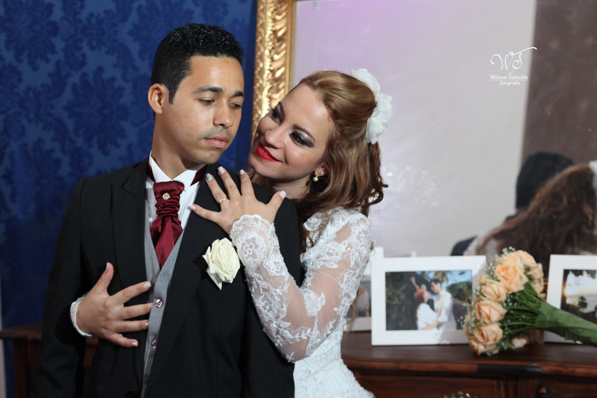 fotografia de casamento, noivos, noiva, noivo, fotografia de noivos, vestido de noiva, sapato, perfume, cabelo, véu, brinco, cruxifixo, pai, mãe, padrinhos, padre, pastor, igreja, cerimonia, festa, salão de beleza, maquiagem, buqu&eci