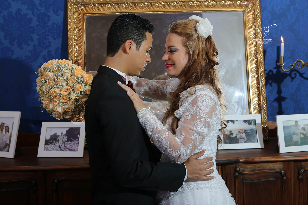 fotografia de casamento, noivos, noiva, noivo, fotografia de noivos, vestido de noiva, sapato, perfume, cabelo, véu, brinco, cruxifixo, pai, mãe, padrinhos, padre, pastor, igreja, cerimonia, festa, salão de beleza, maquiagem, buqu&eci