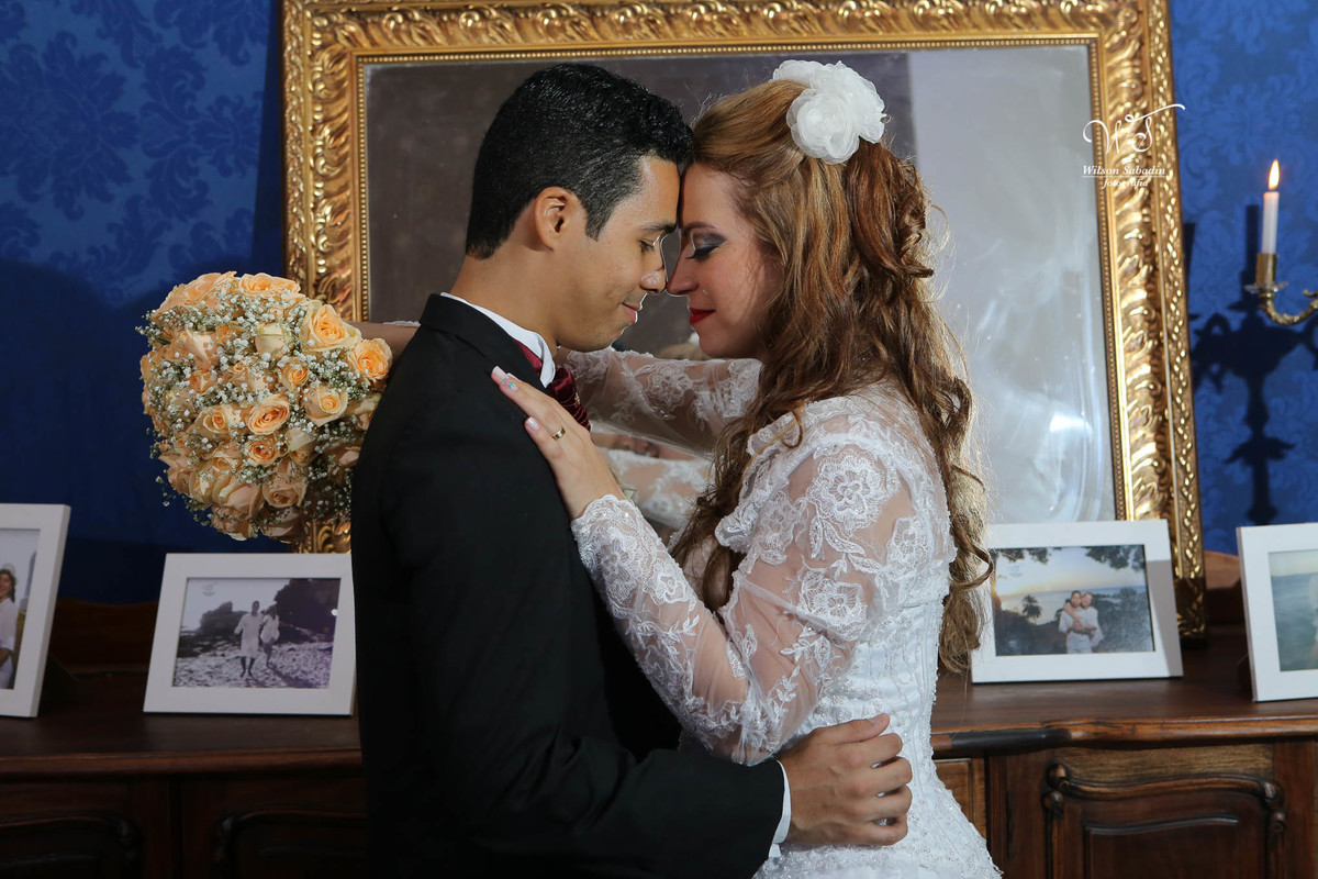 fotografia de casamento, noivos, noiva, noivo, fotografia de noivos, vestido de noiva, sapato, perfume, cabelo, véu, brinco, cruxifixo, pai, mãe, padrinhos, padre, pastor, igreja, cerimonia, festa, salão de beleza, maquiagem, buqu&eci