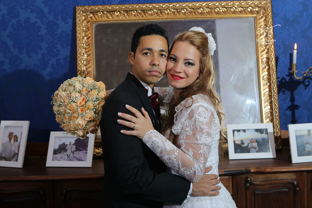 fotografia de casamento, noivos, noiva, noivo, fotografia de noivos, vestido de noiva, sapato, perfume, cabelo, véu, brinco, cruxifixo, pai, mãe, padrinhos, padre, pastor, igreja, cerimonia, festa, salão de beleza, maquiagem, buqu&eci