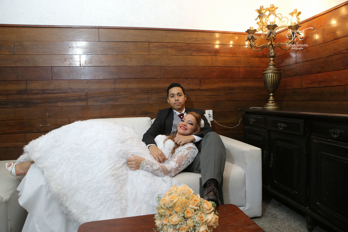 fotografia de casamento, noivos, noiva, noivo, fotografia de noivos, vestido de noiva, sapato, perfume, cabelo, véu, brinco, cruxifixo, pai, mãe, padrinhos, padre, pastor, igreja, cerimonia, festa, salão de beleza, maquiagem, buqu&eci