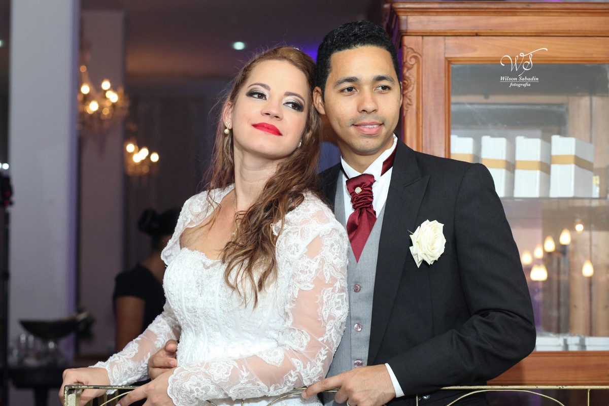 fotografia de casamento, noivos, noiva, noivo, fotografia de noivos, vestido de noiva, sapato, perfume, cabelo, véu, brinco, cruxifixo, pai, mãe, padrinhos, padre, pastor, igreja, cerimonia, festa, salão de beleza, maquiagem, buqu&eci