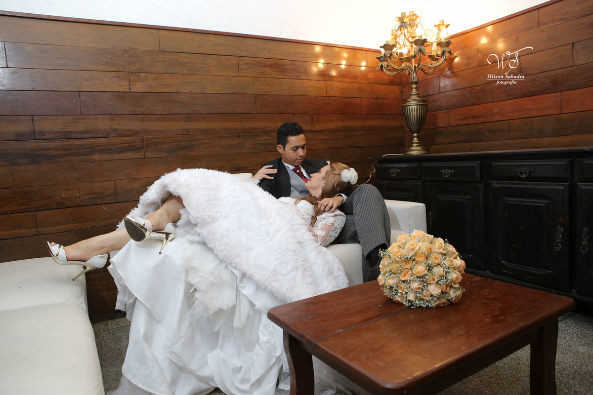 fotografia de casamento, noivos, noiva, noivo, fotografia de noivos, vestido de noiva, sapato, perfume, cabelo, véu, brinco, cruxifixo, pai, mãe, padrinhos, padre, pastor, igreja, cerimonia, festa, salão de beleza, maquiagem, buqu&eci