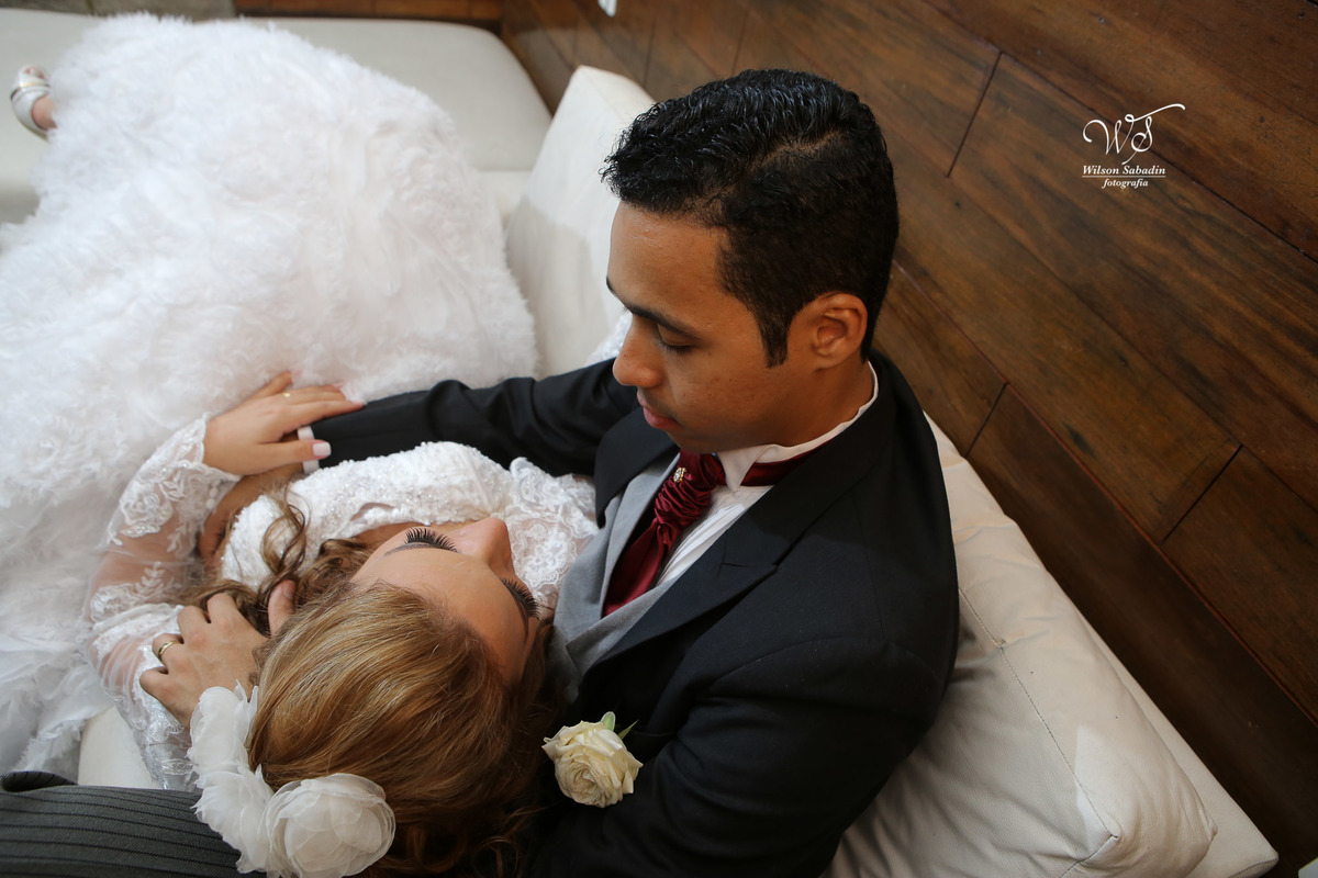 fotografia de casamento, noivos, noiva, noivo, fotografia de noivos, vestido de noiva, sapato, perfume, cabelo, véu, brinco, cruxifixo, pai, mãe, padrinhos, padre, pastor, igreja, cerimonia, festa, salão de beleza, maquiagem, buqu&eci