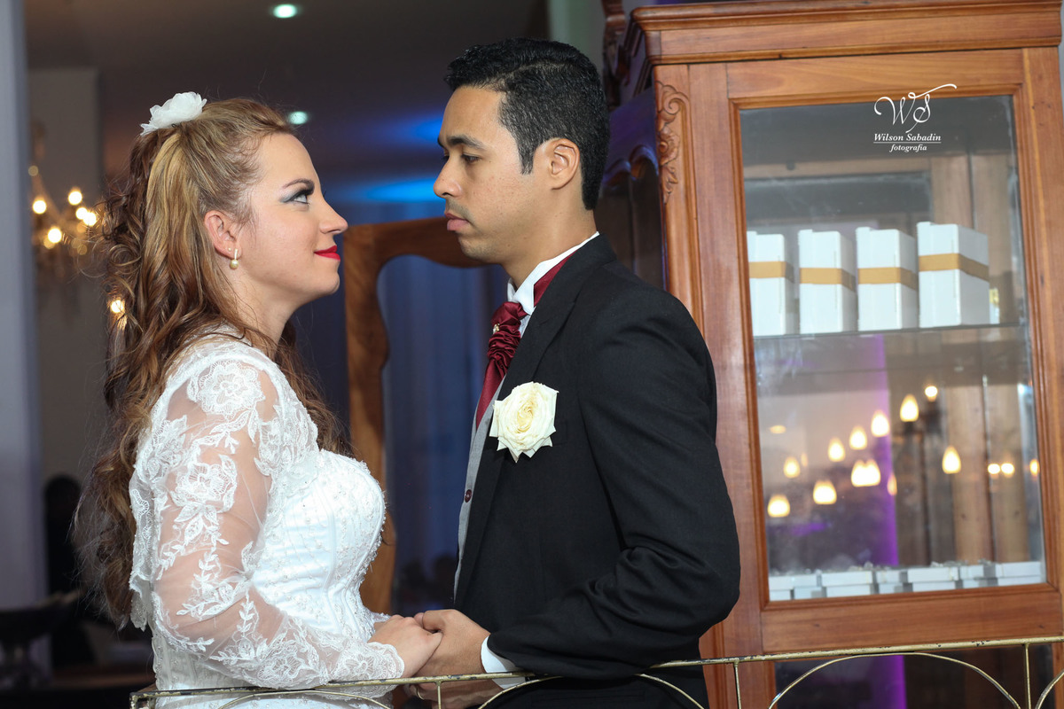 fotografia de casamento, noivos, noiva, noivo, fotografia de noivos, vestido de noiva, sapato, perfume, cabelo, véu, brinco, cruxifixo, pai, mãe, padrinhos, padre, pastor, igreja, cerimonia, festa, salão de beleza, maquiagem, buqu&eci