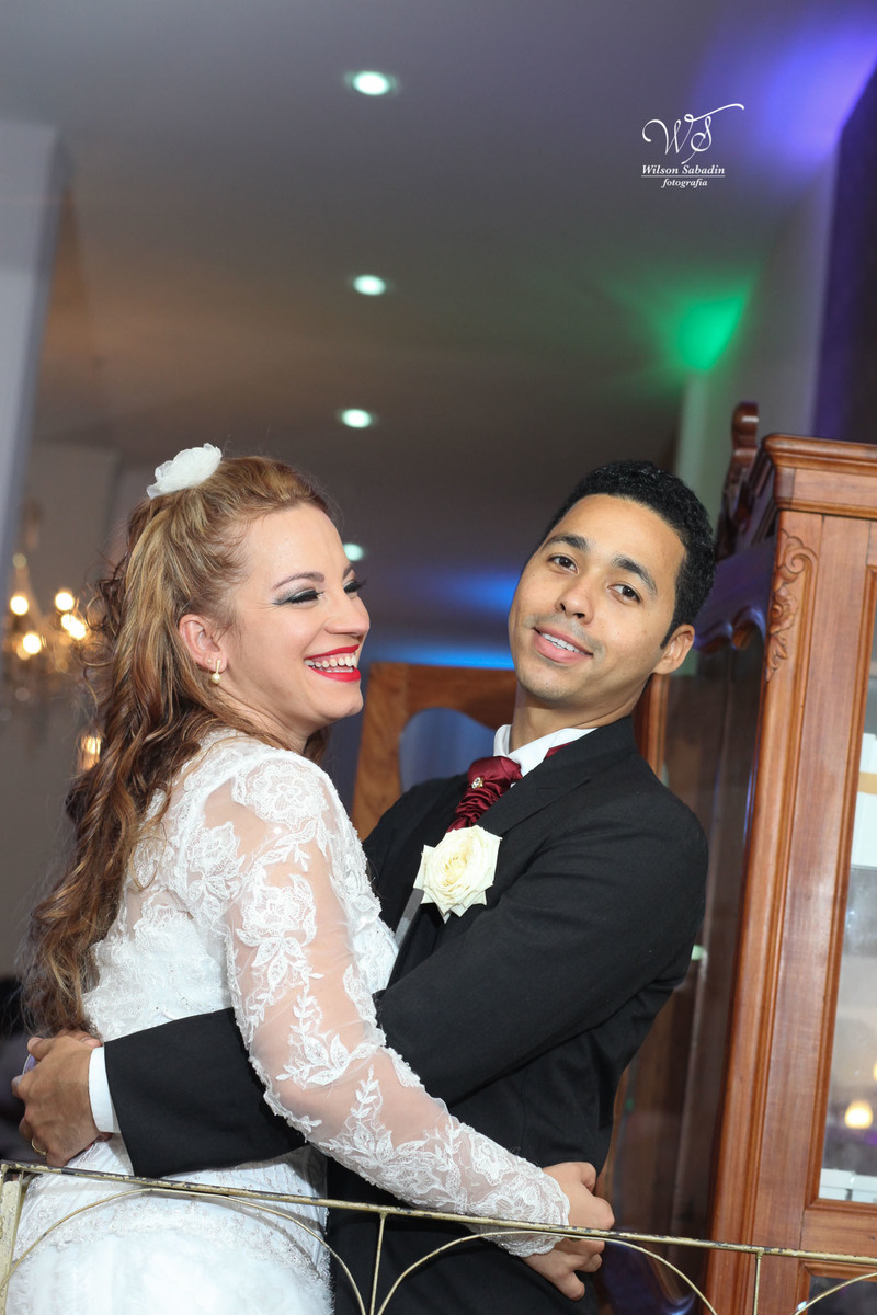 fotografia de casamento, noivos, noiva, noivo, fotografia de noivos, vestido de noiva, sapato, perfume, cabelo, véu, brinco, cruxifixo, pai, mãe, padrinhos, padre, pastor, igreja, cerimonia, festa, salão de beleza, maquiagem, buqu&eci