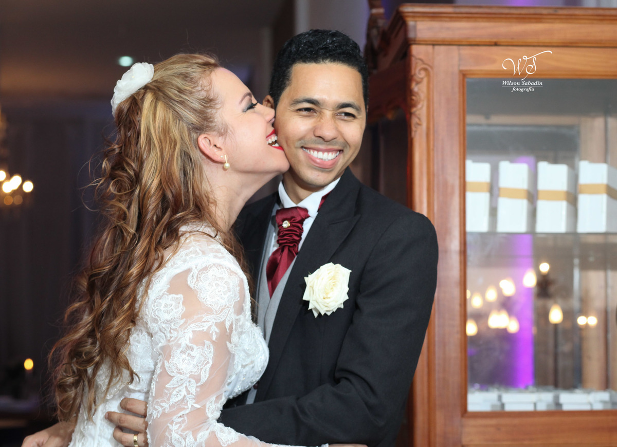 fotografia de casamento, noivos, noiva, noivo, fotografia de noivos, vestido de noiva, sapato, perfume, cabelo, véu, brinco, cruxifixo, pai, mãe, padrinhos, padre, pastor, igreja, cerimonia, festa, salão de beleza, maquiagem, buqu&eci