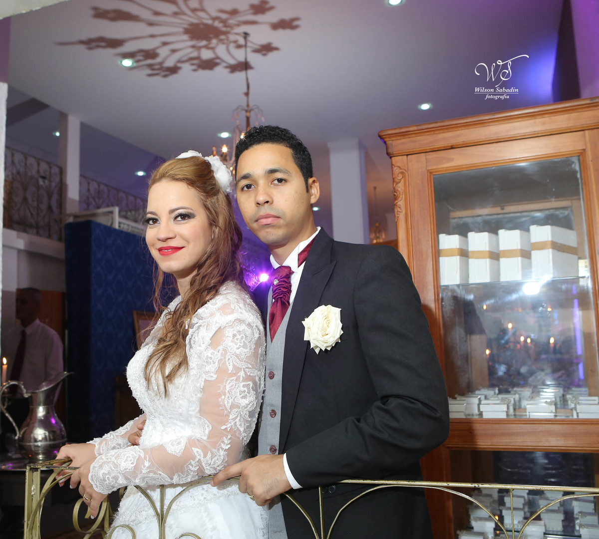 fotografia de casamento, noivos, noiva, noivo, fotografia de noivos, vestido de noiva, sapato, perfume, cabelo, véu, brinco, cruxifixo, pai, mãe, padrinhos, padre, pastor, igreja, cerimonia, festa, salão de beleza, maquiagem, buqu&eci