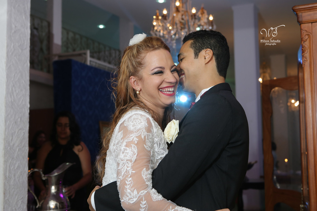 fotografia de casamento, noivos, noiva, noivo, fotografia de noivos, vestido de noiva, sapato, perfume, cabelo, véu, brinco, cruxifixo, pai, mãe, padrinhos, padre, pastor, igreja, cerimonia, festa, salão de beleza, maquiagem, buqu&eci