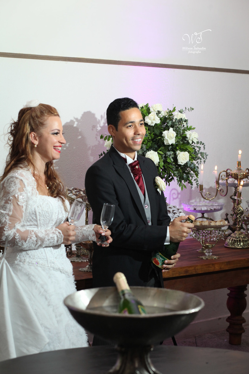 fotografia de casamento, noivos, noiva, noivo, fotografia de noivos, vestido de noiva, sapato, perfume, cabelo, véu, brinco, cruxifixo, pai, mãe, padrinhos, padre, pastor, igreja, cerimonia, festa, salão de beleza, maquiagem, buqu&eci