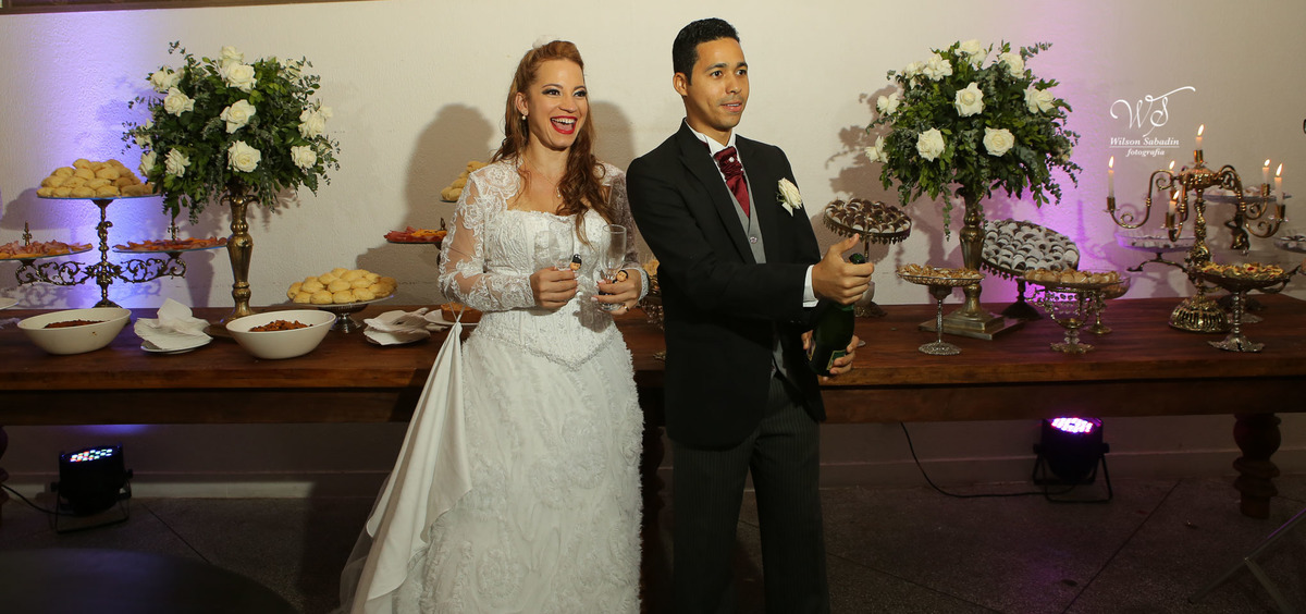 fotografia de casamento, noivos, noiva, noivo, fotografia de noivos, vestido de noiva, sapato, perfume, cabelo, véu, brinco, cruxifixo, pai, mãe, padrinhos, padre, pastor, igreja, cerimonia, festa, salão de beleza, maquiagem, buqu&eci