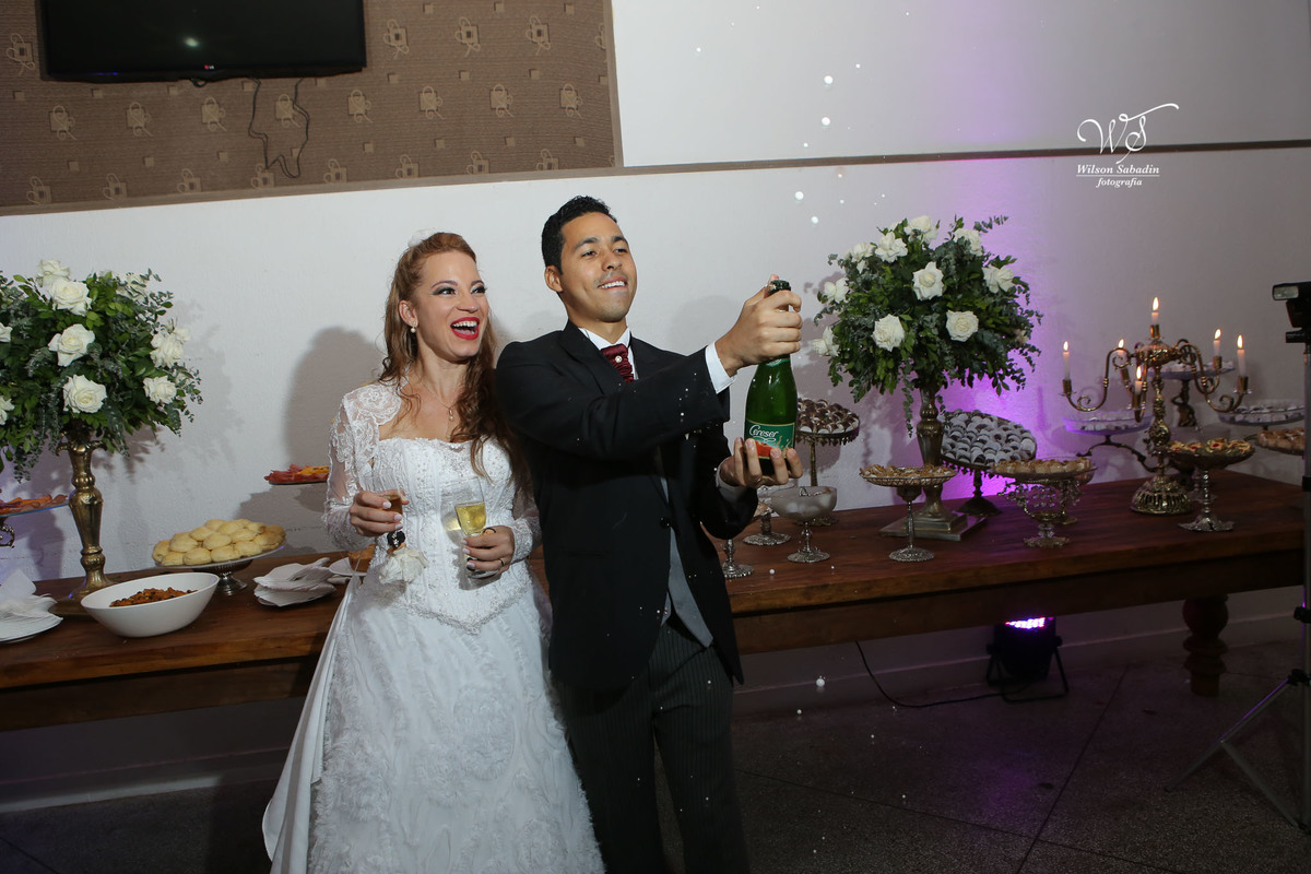 fotografia de casamento, noivos, noiva, noivo, fotografia de noivos, vestido de noiva, sapato, perfume, cabelo, véu, brinco, cruxifixo, pai, mãe, padrinhos, padre, pastor, igreja, cerimonia, festa, salão de beleza, maquiagem, buqu&eci