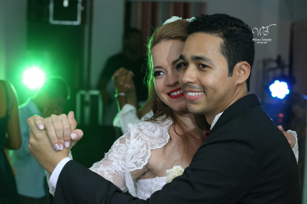 fotografia de casamento, noivos, noiva, noivo, fotografia de noivos, vestido de noiva, sapato, perfume, cabelo, véu, brinco, cruxifixo, pai, mãe, padrinhos, padre, pastor, igreja, cerimonia, festa, salão de beleza, maquiagem, buqu&eci