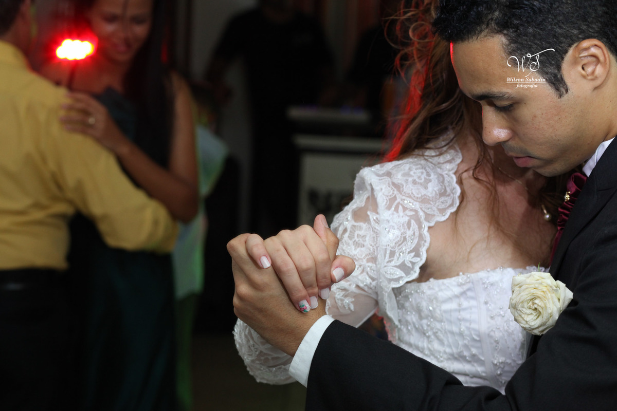fotografia de casamento, noivos, noiva, noivo, fotografia de noivos, vestido de noiva, sapato, perfume, cabelo, véu, brinco, cruxifixo, pai, mãe, padrinhos, padre, pastor, igreja, cerimonia, festa, salão de beleza, maquiagem, buqu&eci