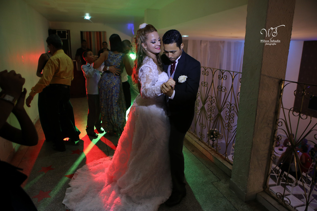 fotografia de casamento, noivos, noiva, noivo, fotografia de noivos, vestido de noiva, sapato, perfume, cabelo, véu, brinco, cruxifixo, pai, mãe, padrinhos, padre, pastor, igreja, cerimonia, festa, salão de beleza, maquiagem, buqu&eci