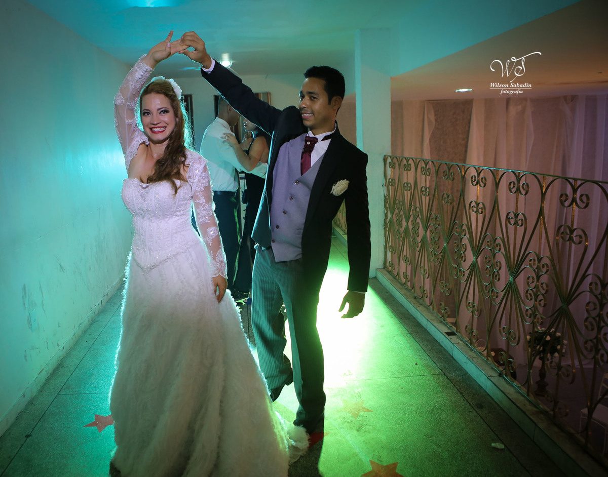 fotografia de casamento, noivos, noiva, noivo, fotografia de noivos, vestido de noiva, sapato, perfume, cabelo, véu, brinco, cruxifixo, pai, mãe, padrinhos, padre, pastor, igreja, cerimonia, festa, salão de beleza, maquiagem, buqu&eci