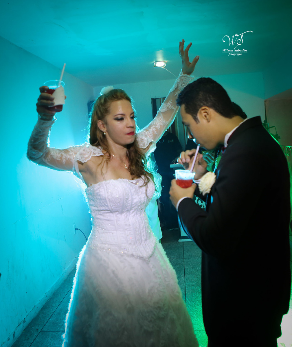 fotografia de casamento, noivos, noiva, noivo, fotografia de noivos, vestido de noiva, sapato, perfume, cabelo, véu, brinco, cruxifixo, pai, mãe, padrinhos, padre, pastor, igreja, cerimonia, festa, salão de beleza, maquiagem, buqu&eci