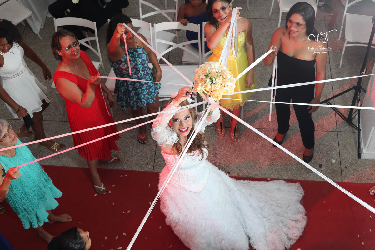 fotografia de casamento, noivos, noiva, noivo, fotografia de noivos, vestido de noiva, sapato, perfume, cabelo, véu, brinco, cruxifixo, pai, mãe, padrinhos, padre, pastor, igreja, cerimonia, festa, salão de beleza, maquiagem, buqu&eci